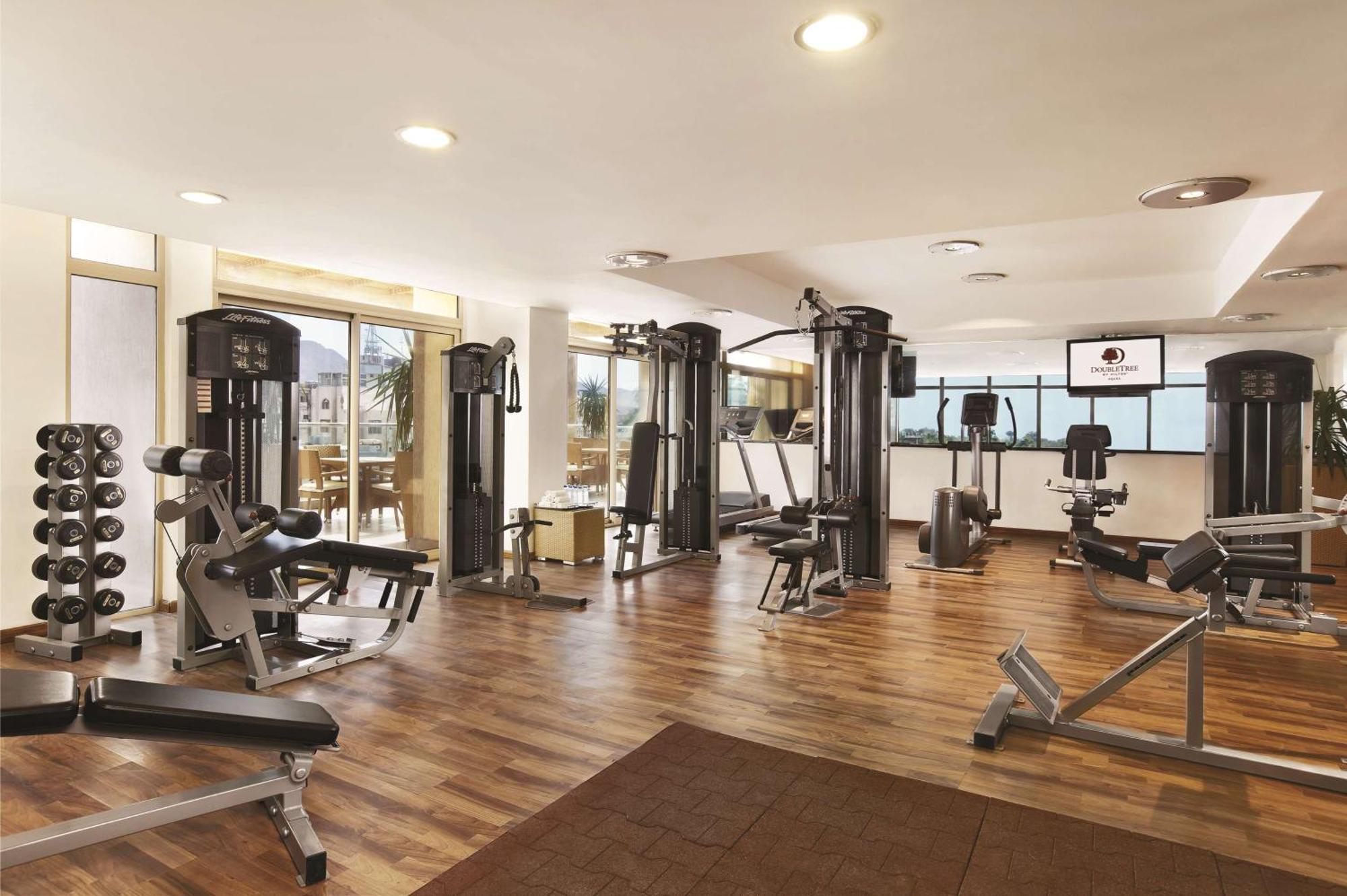 亚喀巴希尔顿逸林酒店 外观 照片 The gym at the hotel